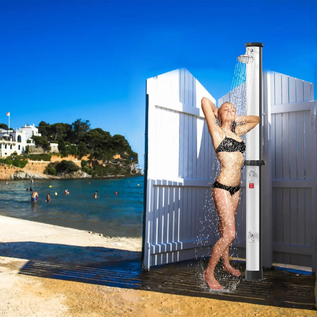 Douche solaire au bord de la piscine