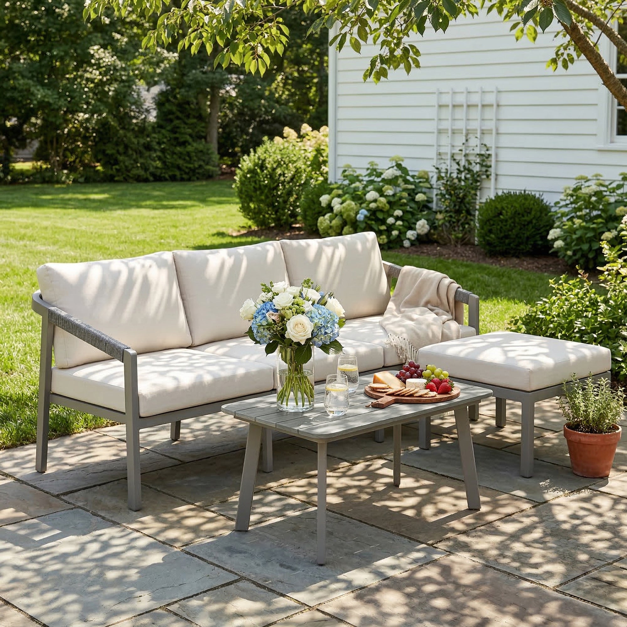 Solarias Ensemble de Jardin Extérieur de 3 Pièces avec Canapé 3 Places Repose-pieds Table Basse et Coussins Marron et beige